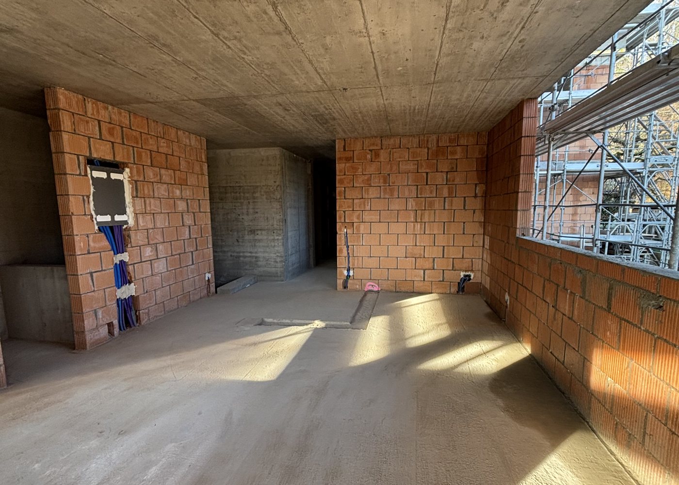 Rohbau mit vorbereiteten Leitungen